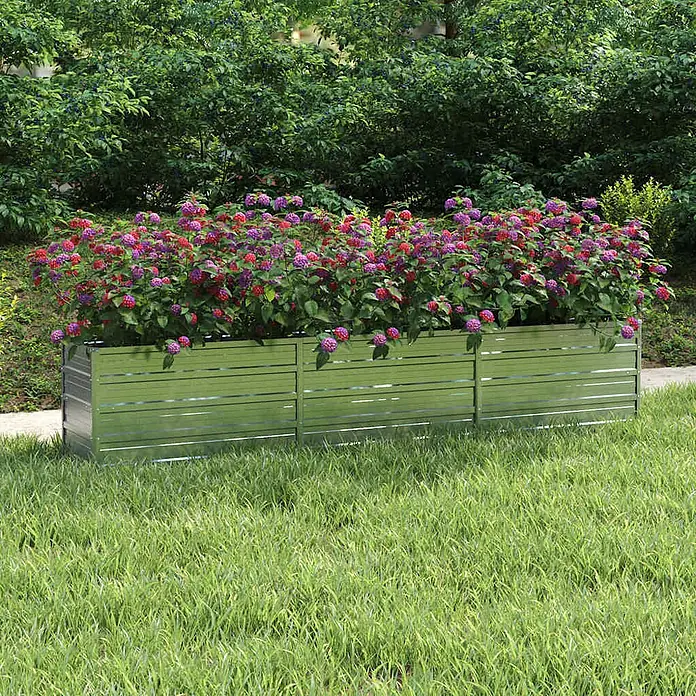 Furnicato Hochbeet - 40 x 240 x 45 cm, Stahl, Silber - Metallisch-grünes Hochbeet, gefüllt mit bunten Blumen, draußen auf Rasenfläche platziert.