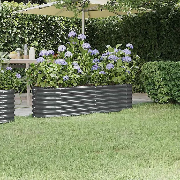 Furnicato Hochbeet - 152 x 40 x 36 cm, Stahl, Anthrazit - Anthrazitfarbenes Wellblech-Hochbeet, mit lila Hortensien bepflanzt, in einem Garten.
