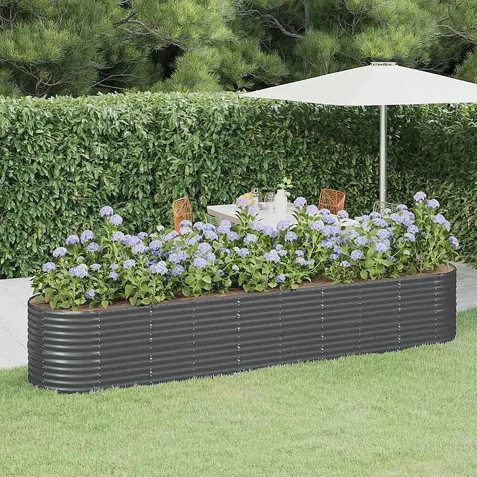 Furnicato Hochbeet - 368 x 80 x 68 cm, Stahl, Anthrazit - Großes, dunkelgraues, gewelltes Metall-Hochbeet, gefüllt mit lila Hortensien, in einem Garten.