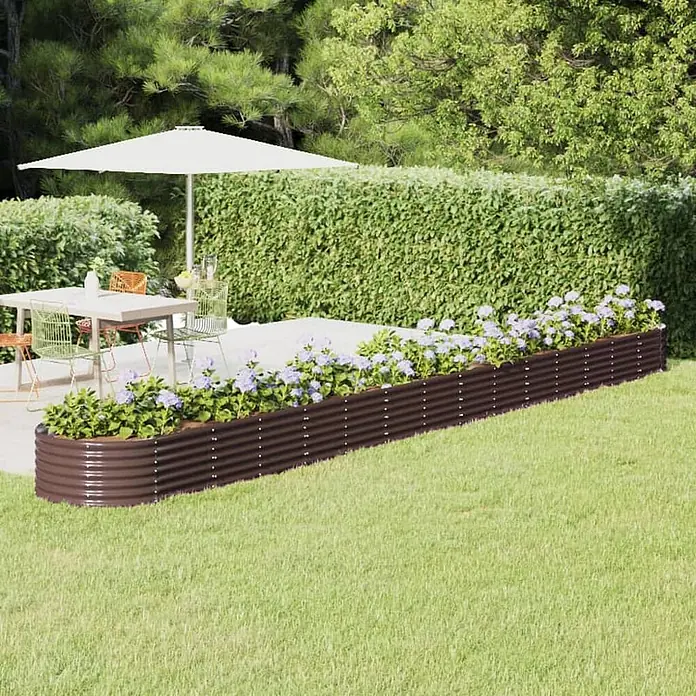Furnicato Hochbeet - 620 x 80 x 36 cm, Stahl, Braun - Langes, dunkelbraunes Hochbeet aus Wellblech mit lila Blumen, trennt Rasen und Terrassenbereich.