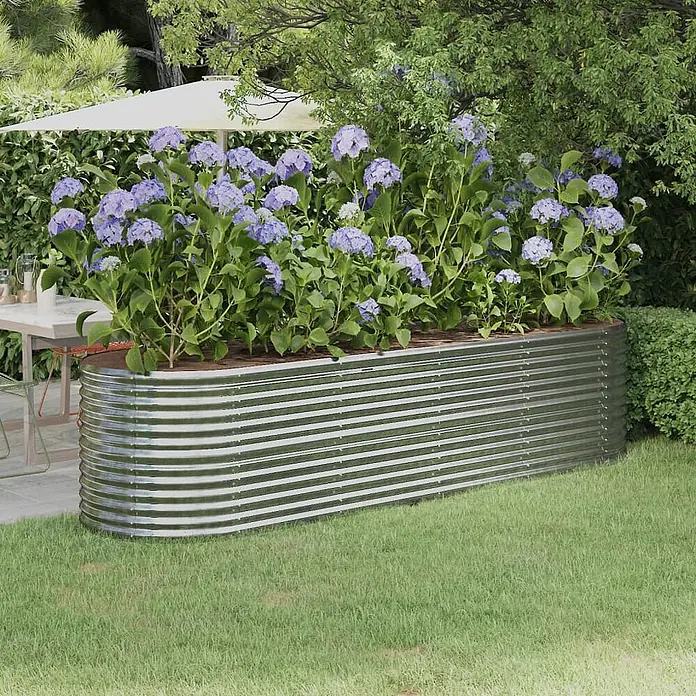 Furnicato Hochbeet oval, verzinkter Stahl, Silber, 296 x 80 x 68 cm -  - Hochbeet aus verzinktem Stahl, gefüllt mit lila Hortensien, in einem Garten neben einer Terrasse.