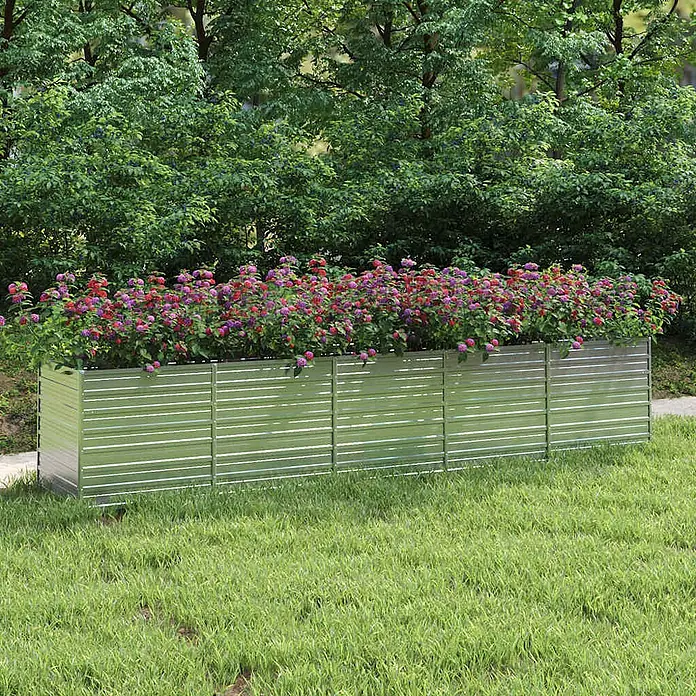 Furnicato Hochbeet - 400 x 80 x 77 cm, Stahl, Silber - Verzinktes Metall-Hochbeet, bepflanzt mit bunten Blumen, in einem Garten.