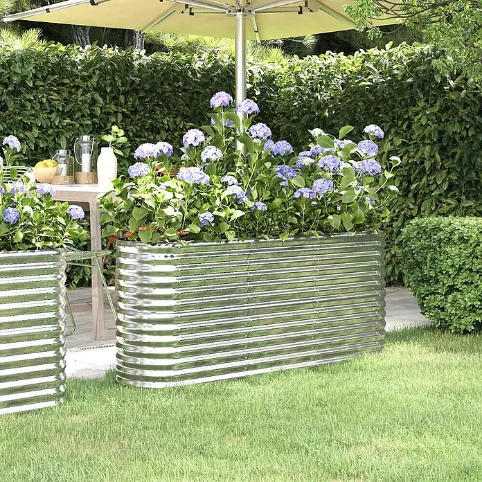 Furnicato Hochbeet oval, verzinkter Stahl, 152 x 40 x 68 cm, Silber -  - Geriffeltes Hochbeet aus verzinktem Metall, gefüllt mit blauen Hortensien im Garten.