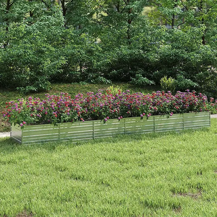 Furnicato Hochbeet - 480 x 80 x 45 cm, Stahl, Silber - Langes, grünes Hochbeet aus Metall in einem Garten, gefüllt mit leuchtenden rosa und violetten Blumen.