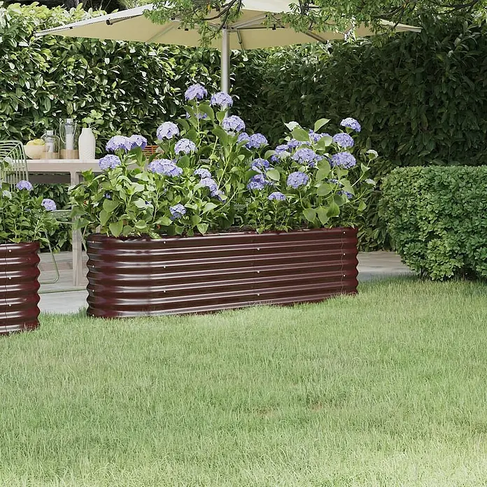 Furnicato Hochbeet - 152 x 40 x 36 cm, Stahl, Braun - Zwei dunkelrote Hochbeete aus Wellblech mit lila Hortensien in einem Garten.