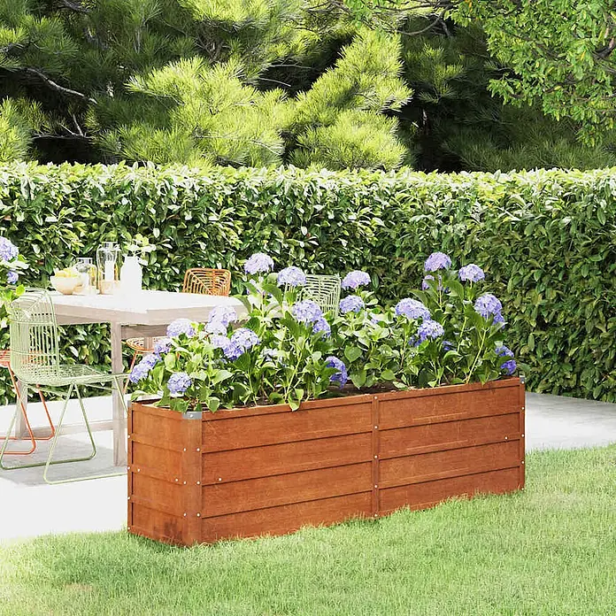Furnicato Hochbeet - 40 x 160 x 45 cm, Stahl, Braun - Erhöhtes braunes Holz-Pflanzgefäß gefüllt mit lila Hortensien in einem Gartenambiente.