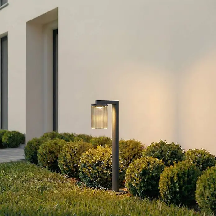 Lucande Außenlaterne Beelia -  - Dunkelgraue Wegeleuchte mit geripptem Glasdiffusor, beleuchtet Gartenweg und Wand.