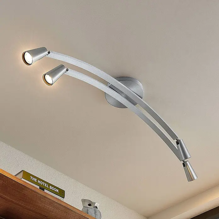 Lucande Deckenleuchte Velanoris - alu / grau / zink, alu / grau / zink, GU10 - Silberne Deckenleuchte mit drei verstellbaren Strahlern, an der Decke über einem Regal montiert.