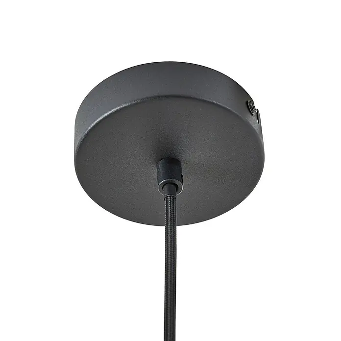 Lindby Pendelleuchte Hikari - weiß / opal, Schwarz, weiß, E14 - Schwarze, matte Deckenrosette aus Metall für eine Pendelleuchte, aus der ein geflochtenes Kabel austritt.