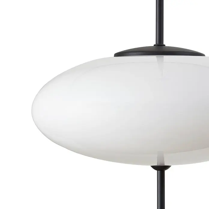 Lindby Pendelleuchte Hikari - weiß / opal, Schwarz, weiß, E14 - Weißer ovaler Opalglas-Lampenschirm mit schwarzen Aufhängestangen.