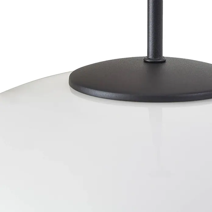 Lindby Pendelleuchte Hikari - weiß / opal, Schwarz, weiß, E14 - Nahaufnahme eines schwarzen Metallschafts, der mit einem weißen, glänzenden Lichtdiffusor verbunden ist.