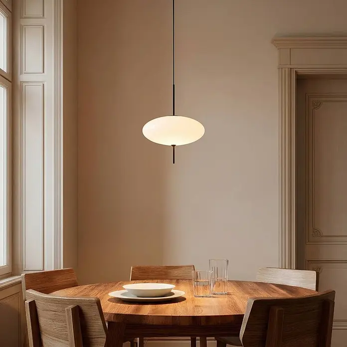 Lindby Pendelleuchte Hikari - weiß / opal, Schwarz, weiß, E14 - Weiße ovale Pendelleuchte mit schwarzem Stiel beleuchtet einen Holzesstisch in einem modernen Ambiente.