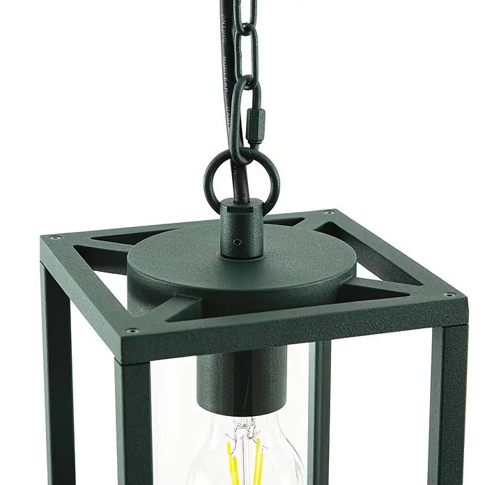Lucande Außenwand- & Deckenleuchte Ferda - grün, grün, IP44 - Dunkelgrüne Außen-Hängelaterne mit geometrischem Metallrahmen, Klarglas und sichtbarer LED-Filamentlampe, an einer Kette hängend.
