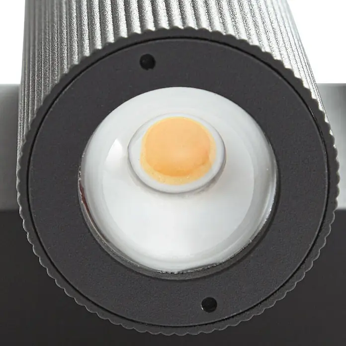 Lucande Außenwandleuchte Torvian - schwarz, schwarz, IP65 - Dunkelgrauer gerippter LED-Strahler mit weißer Linse und zentraler warmoranger COB-LED.
