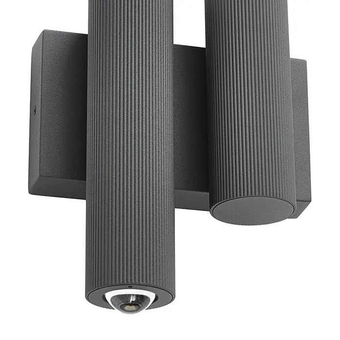 Lucande Außenwandleuchte Torvian - schwarz, schwarz, IP65 - Dunkelgraue gerippte Wandleuchte mit zwei zylindrischen Lampen, eine nach unten gerichtet.