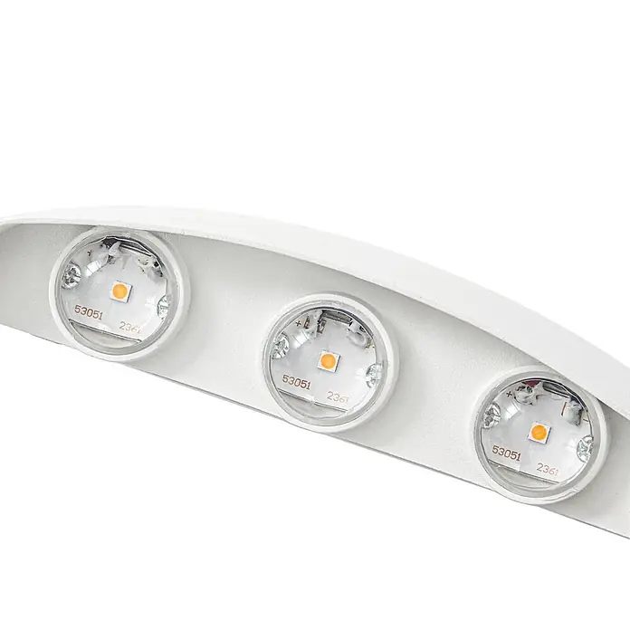 Lindby Außenwandleuchte Ithan - weiß / opal, IP54 - Nahaufnahme einer weißen Leuchte mit drei runden LED-Lampen, jeweils mit '53051' und '2361' beschriftet.