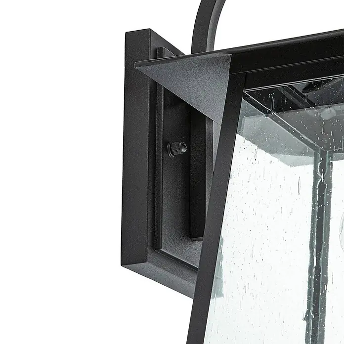 Lucande Außenwandleuchte Xavon - 28,2 x 24 x 38 cm, schwarz, schwarz, IP44 - Schwarze Metall-Außenwandleuchte mit Strukturglas, Nahaufnahme des Rahmens und der Befestigung.