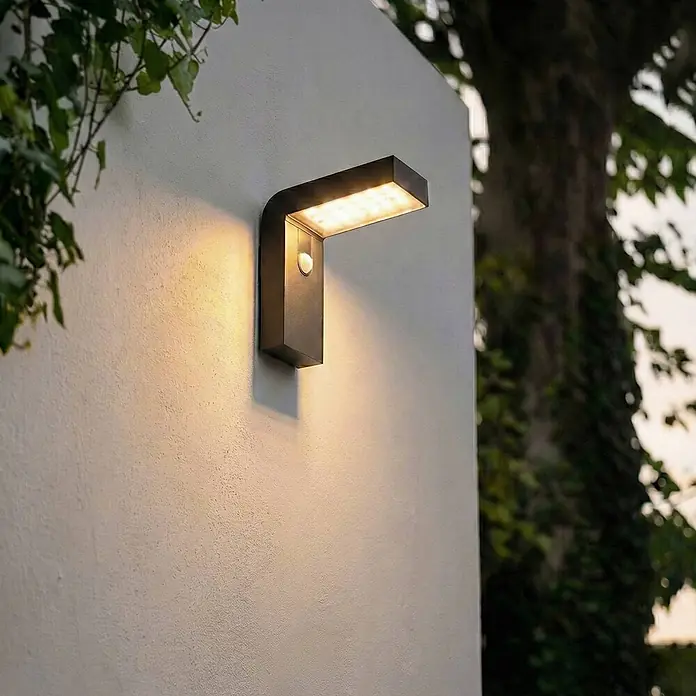 Prios Außenwandleuchte Aurino - 20,5 x 9 x 20 cm, schwarz, IP44 - Anthrazitfarbene L-förmige Außenwandleuchte mit integriertem Sensor und rechteckigem LED-Panel.