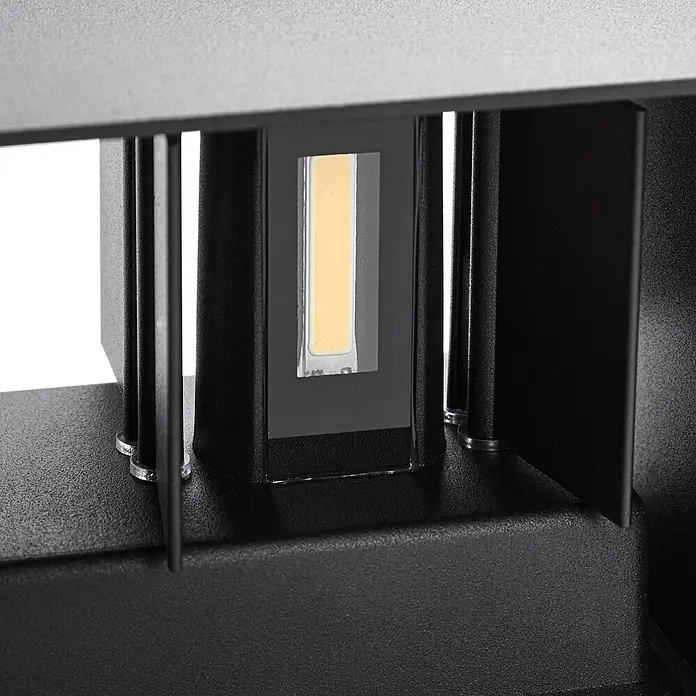 Lindby Außenwandleuchte Nivar - 10 x 20 x 10 cm, schwarz, schwarz, IP54 - Schwarze, texturierte LED-Leuchte mit vertikalem Lichtstreifen und Kühlrippen.