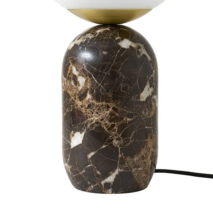 Lindby Tischleuchte Lennes - braun / rost, weiß / opal, E27 - Lampe mit dunkelbraunem Marmorsockel, weißen und goldenen Maserungen, Messingakzent und weißem Schirm.