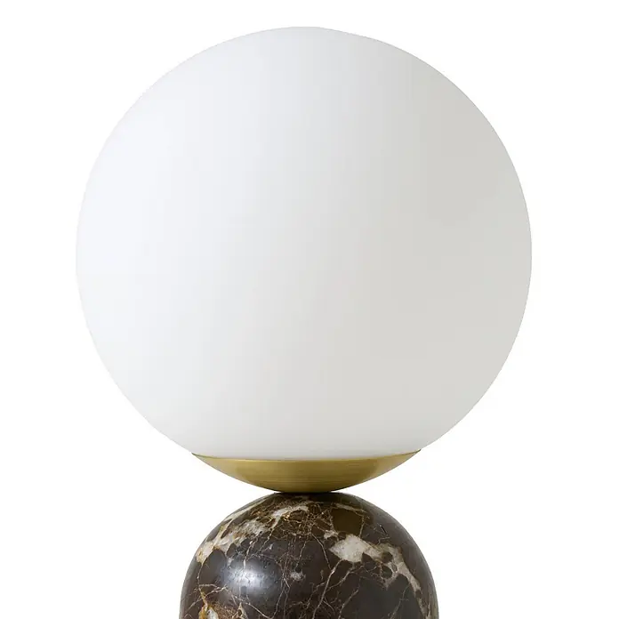 Lindby Tischleuchte Lennes - braun / rost, weiß / opal, E27 - Tischleuchte mit weißem Glaskugel-Diffusor, Messingring und dunklem Marmorfuß.