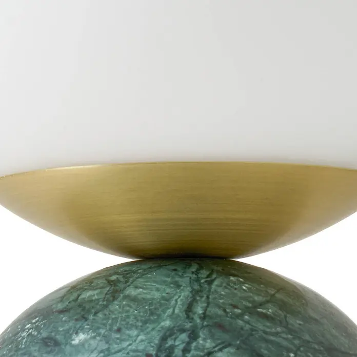 Lindby Tischleuchte Lennes - grün, weiß / opal, E27 - Nahaufnahme einer Lampe mit weißem Diffusor, Messingband und grünem Marmorsockel.