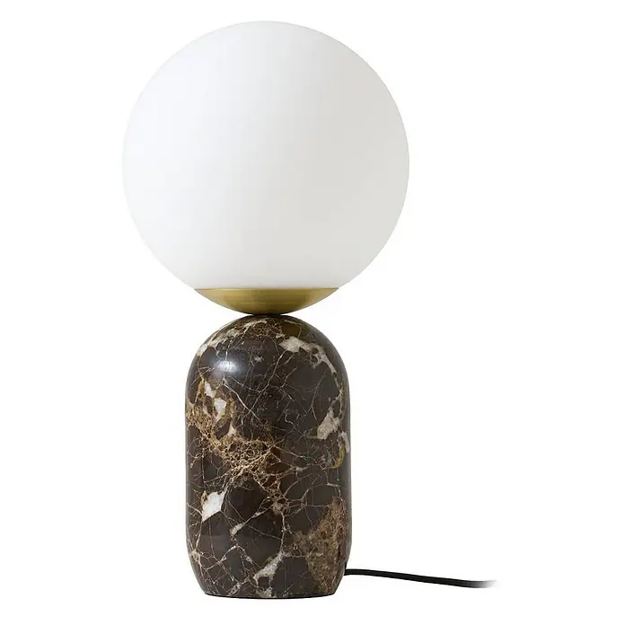 Lindby Tischleuchte Lennes - braun / rost, weiß / opal, E27 - Tischlampe mit kugelförmigem weißem Glasschirm, Messingakzent und dunkelbraunem Marmorsockel.