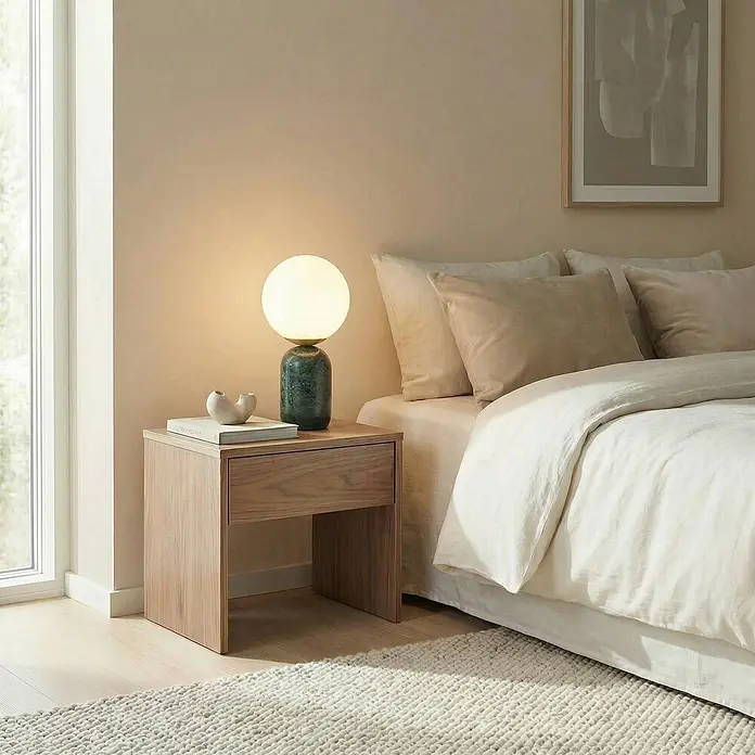 Lindby Tischleuchte Lennes - grün, weiß / opal, E27 - Nachttischlampe mit grünem Marmorsockel und kugelförmigem weißen Diffusor, auf einem Holznachttisch im Schlafzimmer.