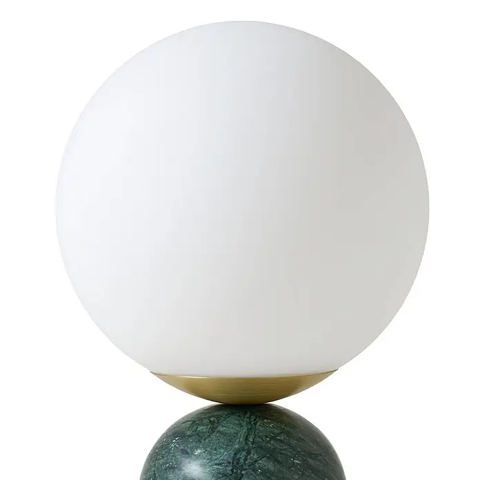 Lindby Tischleuchte Lennes - grün, weiß / opal, E27 - Moderne Tischlampe mit weißer Glaskugel, Messingring und dunkelgrünem Marmorsockel.