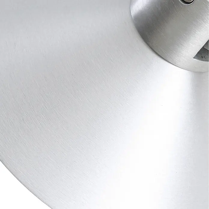 Lucande Stehleuchte Steve - Höhe: 130 cm, alu / grau / zink, alu / grau / zink - Nahaufnahme einer gebürsteten Aluminiumoberfläche mit einer runden Metallverbindung oben rechts.