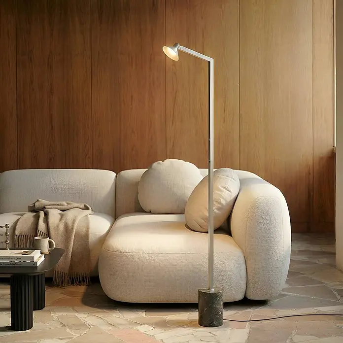 Lucande Stehleuchte Steve - Höhe: 130 cm, alu / grau / zink, alu / grau / zink - Silber-graue Stehleuchte aus Metall mit dunklem Marmorsockel, neben einem cremefarbenen Sofa im Wohnzimmer.