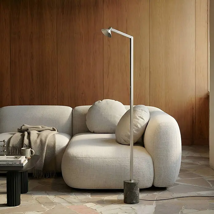 Lucande Stehleuchte Steve - Höhe: 130 cm, alu / grau / zink, alu / grau / zink - Silberne Stehleuchte mit dunklem Marmorsockel neben einem hellen modularen Sofa in einem modernen Wohnzimmer.