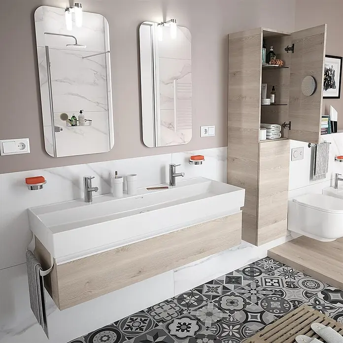 Salgar Hängeschrank Hochschrank ALLIANCE 1600 mit 2 Türen Nature - Natural - Modernes Badezimmer mit hellem Holz-Doppelwaschtisch, weißen Waschbecken, eleganten Spiegeln und einem Hochschrank. Gemusterte Bodenfliesen runden den Look ab.