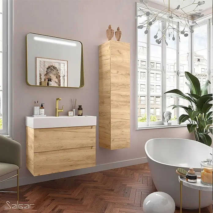 Salgar Hängeschrank Hochschrank ALLIANCE 1600 mit 2 Türen Eiche Afrika - Eiche Afrika - Heller Holz-Waschtischunterschrank mit weißem Waschbecken und passendem Hochschrank in einem modernen Badezimmer.