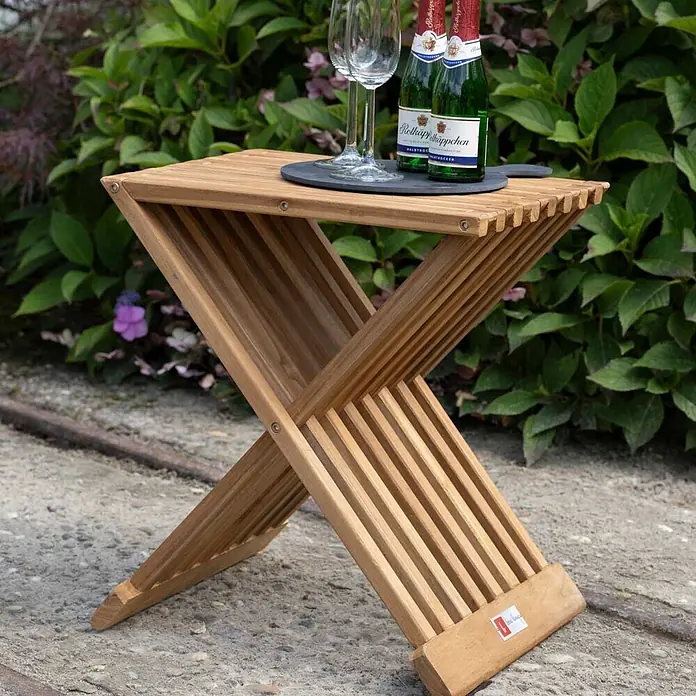 Bene Living Garten-Beistelltisch Fishbone - Teaholz, Klappbar, Rechteck, Natur - Klappbarer Beistelltisch aus Teakholz mit Getränken.