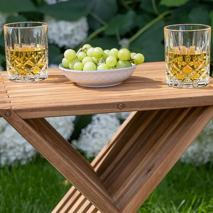 Bene Living Garten-Beistelltisch Fishbone - Teaholz, Klappbar, Rechteck, Natur - Klappbarer Beistelltisch aus Holz mit Getränken und Trauben.