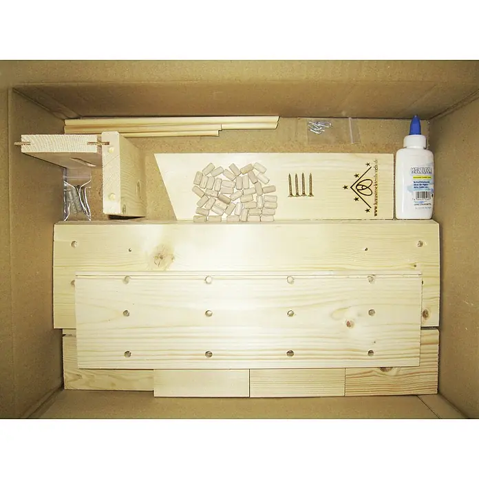 Dobar Insektenhotel Landhaus Komfort - 47 x 12,5 x 34 cm, Holz, Natur - Das Bild zeigt ein Bausatz mit Holzbrettern, Dübeln, Schrauben und Kleber, verpackt in einem Karton. Ideal zum Basteln und Bauen eigener Projekte.