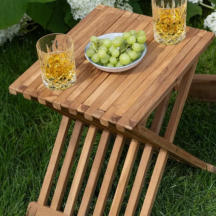 Bene Living Garten-Beistelltisch Fishbone - Teaholz, Klappbar, Rechteck, Natur - Kleiner hölzerner Klapptisch mit Gläsern und Trauben.