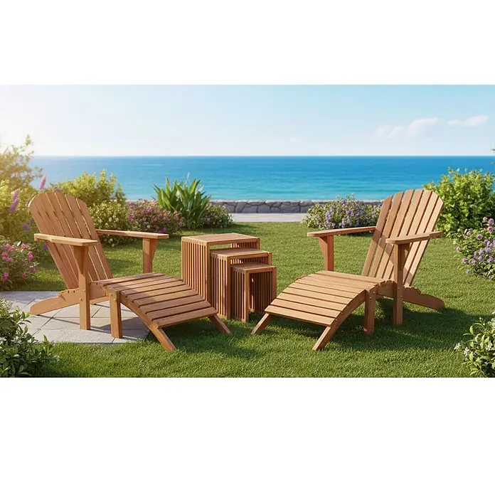Bene Living Gartenliegen-Set Deckchair Montreal & Beistelltisch - braun, Naturmaterialien, Stapelbar - Zwei Holz-Adirondack-Stühle mit Hockern und drei Beistelltischen auf einer Terrasse mit Meerblick.