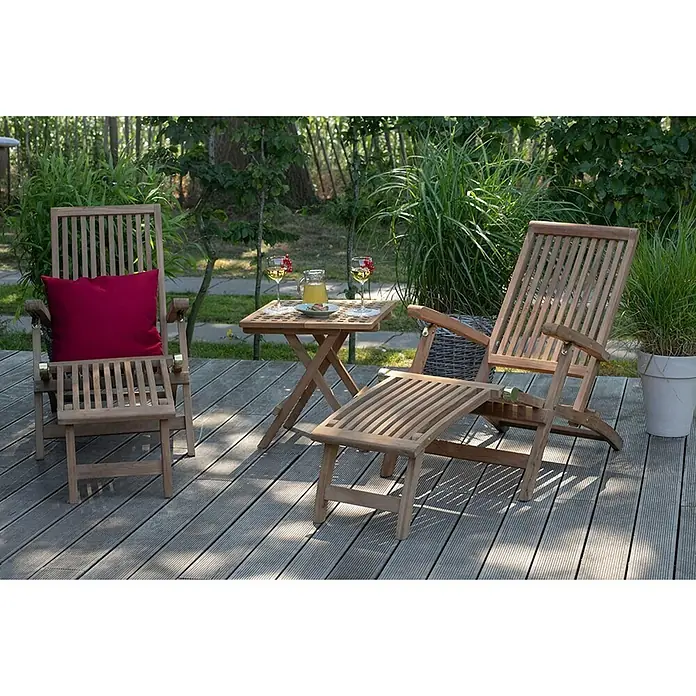 Bene Living Gartenliegen-Set Teak Deckchair Yacht & Tisch Devon - B x T: 170 x 60 cm, braun, Naturmaterialien, Rückenlehne verstellbar - Gartenmöbel-Set aus Holz mit zwei Stühlen, einer mit rotem Kissen, der andere mit Fußstütze, und einem kleinen Tisch mit Getränken.