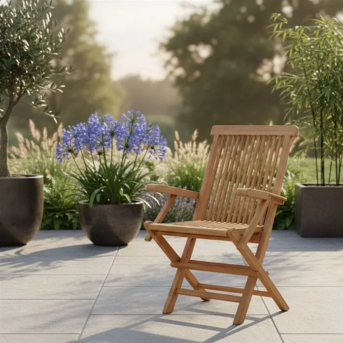 Bene Living Gartenstuhl Andover - 1 Stk., Teakholz, Klappbar, Natur - Klappstuhl aus Naturholz auf einer Terrasse mit Topfpflanzen.