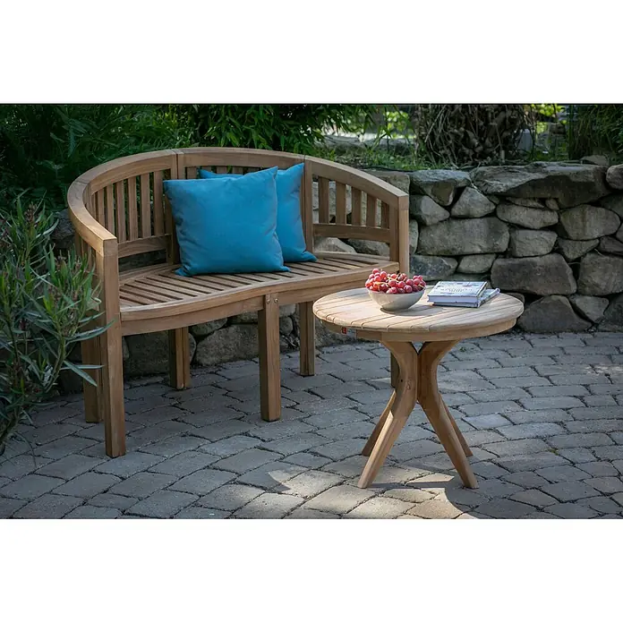 Bene Living Garten-Beistelltisch Burton - L x B x H: 60 x 60 x 50 cm, Teakholz, Rund, Natur - Teak-Gartenbank mit blauen Kissen und passendem runden Teak-Beistelltisch für entspannte Stunden im Freien.
