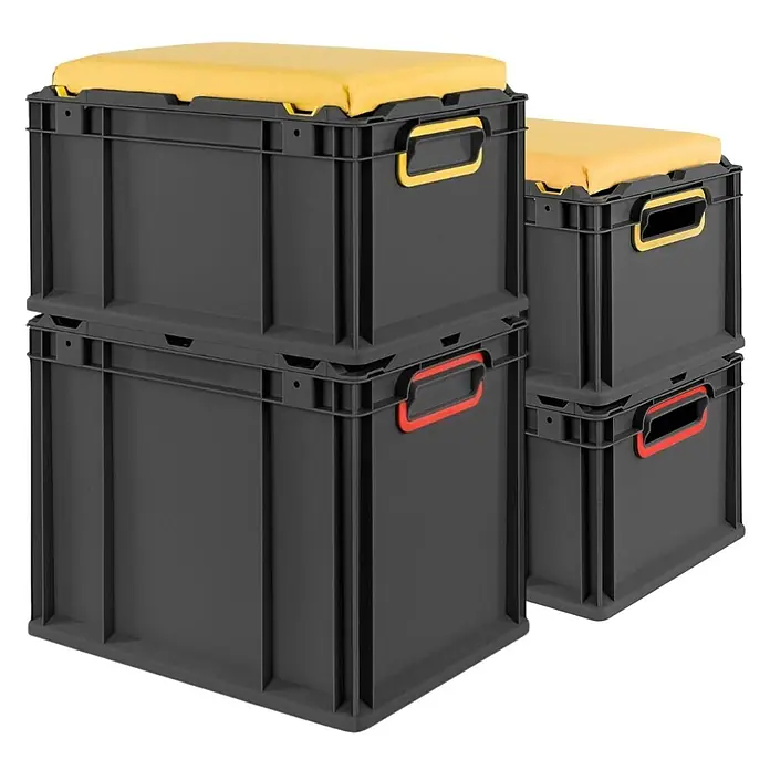 Proregal Euroboxen-Set 6x NextGen Seat Box Blau - L x B x H: 40 x 30 x 26,5 cm, Kunststoff, Schwarz-Blau, 6 Stk. - Stapelbare dunkelgraue Aufbewahrungsboxen mit gelben Kissen, teils mit gelben oder roten Griffen, als Hocker genutzt.