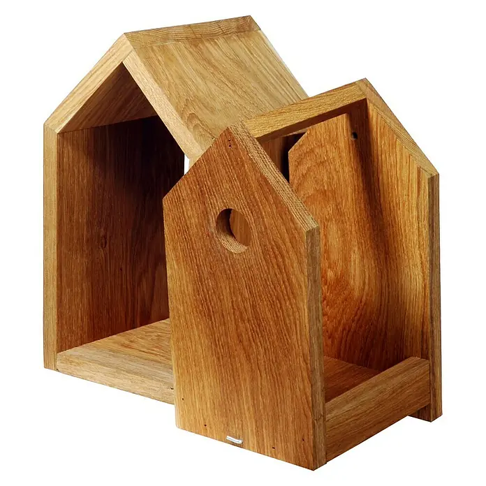 Dobar Vogelhaus Luxus - 16 x 16 x 28 cm, Natur, Holz - Hausförmiges Holzregal mit zwei Fächern, ideal für Kinderzimmer oder als dekoratives Element im Wohnbereich. Das Regal ist aus hellem Holz gefertigt.