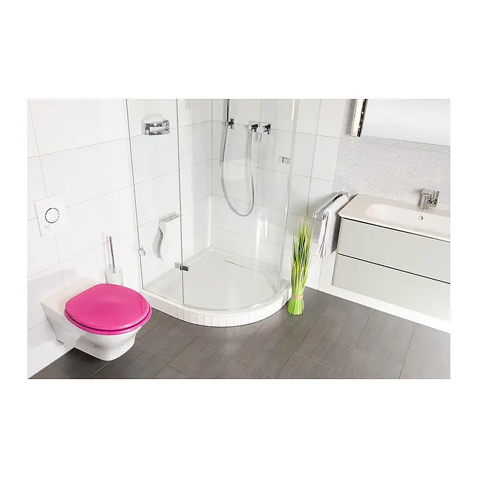 SANILO WC-Sitz Glitzer Pink - MDF, Pink, Ohne Absenkautomatik - Wand-WC mit leuchtend pinkem Toilettensitz in einem modernen Badezimmer.