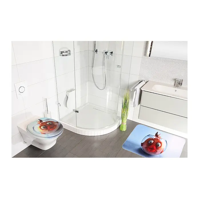 SANILO WC-Sitz Goldfisch - MDF, Orange, Ohne Absenkautomatik - WC-Sitzbezug und Badematte mit lustigem roten Fisch im Glas-Design, in einem modernen Badezimmer gezeigt.