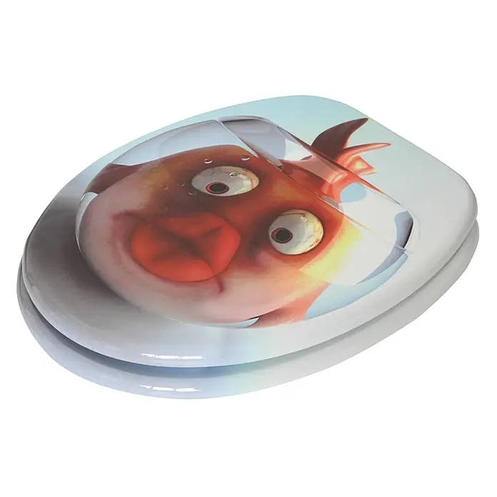 SANILO WC-Sitz Goldfisch - MDF, Orange, Ohne Absenkautomatik - Weiße Toilettenbrille mit lebhaftem Aufdruck eines glotzäugigen, roten Cartoon-Fisches in einer Glasschale.