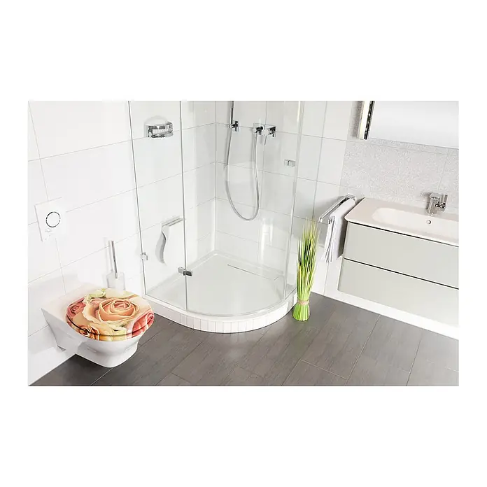 SANILO WC-Sitz Rosa Rose - MDF, Pink, Ohne Absenkautomatik - Toilettensitz mit Rosenmuster auf einer weißen Wandtoilette in modernem Badezimmerambiente.