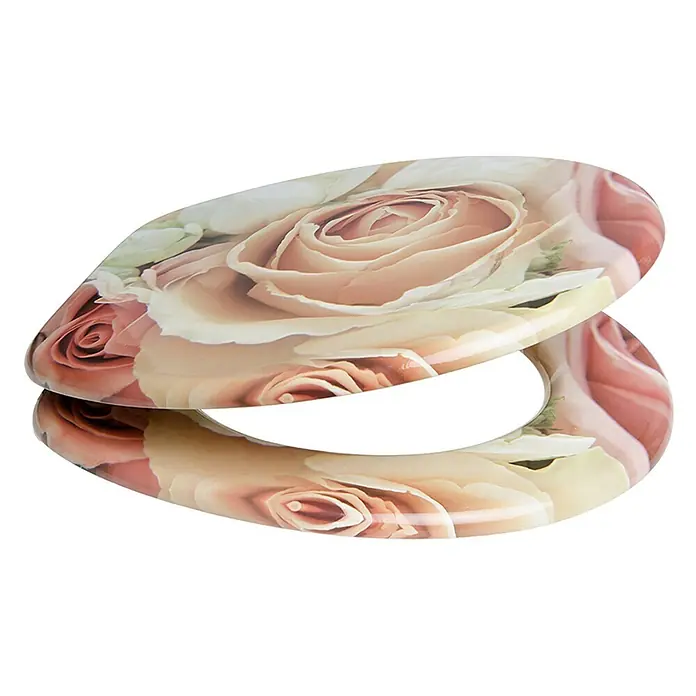 SANILO WC-Sitz Rosa Rose - MDF, Pink, Ohne Absenkautomatik - Toilettensitz mit rosafarbenem und cremefarbenem Rosenmuster, geöffnet und angewinkelt.