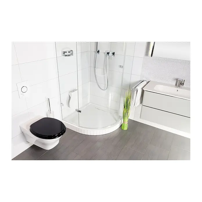 SANILO WC-Sitz Schwarz - MDF, Schwarz, Ohne Absenkautomatik - Modernes Badezimmer mit wandhängendem WC, schwarzem Sitz, Eckdusche und schwebendem Waschtisch in Weiß und Grau.